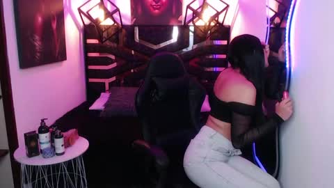 Snapshot of natalie_loffreda chatting on May 5, 8:28 pm natalie online show from May 5, 8:28 pm