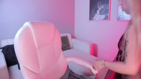 Natasha  Bennett online show from May 28, 2:36 pm