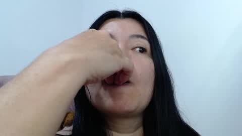 Snapshot of naturally_mature chatting on December 22, 5:12 am Sammy online show from December 22, 5:12 am