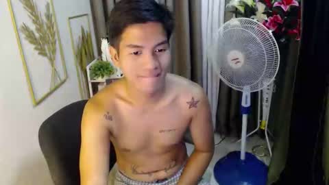Snapshot of naughty_angelo chatting on April 17, 4:43 pm naughty_angelo online show from April 17, 4:43 pm