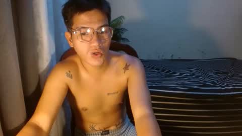 Snapshot of naughty_angelo chatting on May 4, 8:32 am naughty_angelo online show from May 4, 8:32 am