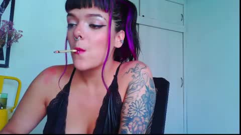 Snapshot of naughty_em_17 chatting on May 24, 5:40 pm Em please help me reach 100 thumbs up 3 online show from May 24, 5:40 pm