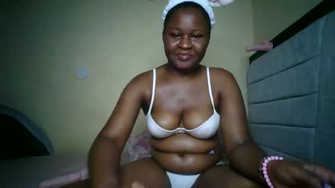 Snapshot of naughtybrownny chatting on June 22, 3:25 am MUMU online show from June 22, 3:25 am