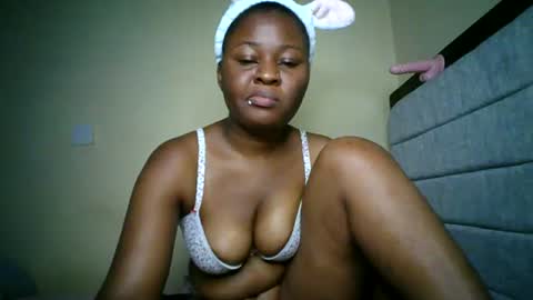 Snapshot of naughtybrownny chatting on June 23, 10:08 pm MUMU online show from June 23, 10:08 pm