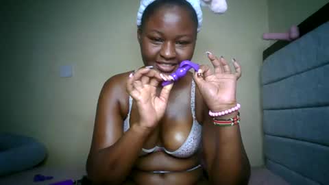 Snapshot of naughtybrownny chatting on June 24, 10:14 am MUMU online show from June 24, 10:14 am