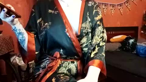 Snapshot of naughtyhousewifexx chatting on December 8, 3:02 pm housewife Eva online show from December 8, 3:02 pm