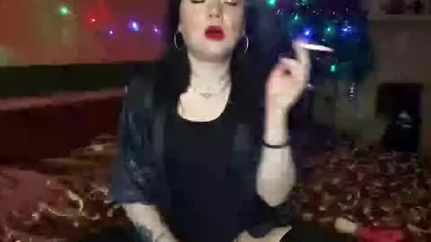 Snapshot of naughtyhousewifexx chatting on December 24, 7:00 pm housewife Eva online show from December 24, 7:00 pm