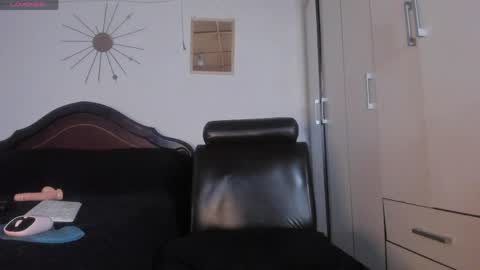 Snapshot of naugthy_curvy1_ chatting on May 29, 7:23 pm sara online show from May 29, 7:23 pm