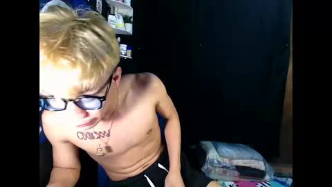 Snapshot of naugthyboyloy chatting on November 19, 11:21 am Loy online show from November 19, 11:21 am