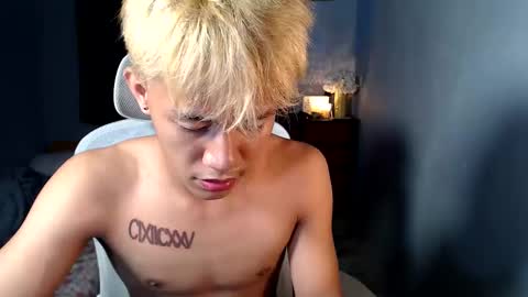 Snapshot of naugthyboyloy chatting on December 14, 4:45 pm Loy online show from December 14, 4:45 pm