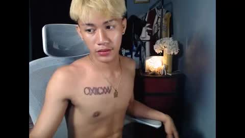 Snapshot of naugthyboyloy chatting on December 18, 6:14 pm Loy online show from December 18, 6:14 pm