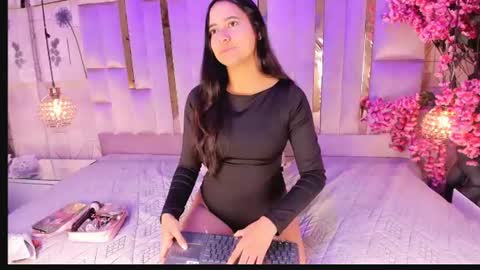 Snapshot of nayarakvelvet_1 chatting on July 6, 1:19 pm Nayarak online show from July 6, 1:19 pm