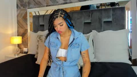 Snapshot of naylagrey chatting on October 8, 11:30 am online show from October 8, 11:30 am