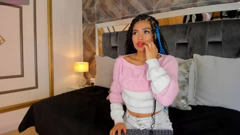 Snapshot of naylagrey chatting on October 12, 11:31 am online show from October 12, 11:31 am