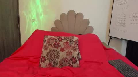 Snapshot of neeii chatting on May 9, 3:34 am Nei turn green online show from May 9, 3:34 am