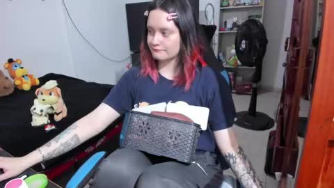 Snapshot of neeko_lol_ chatting on April 19, 12:26 pm Geek Nicole im Neeko UwU online show from April 19, 12:26 pm