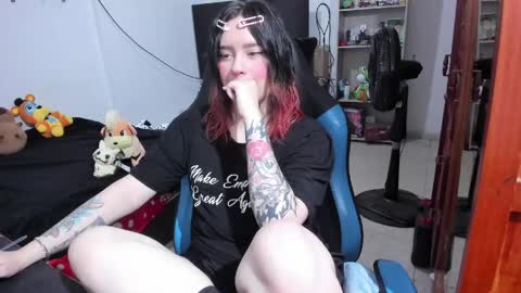 Snapshot of neeko_lol_ chatting on April 25, 4:48 pm Geek Nicole im Neeko UwU online show from April 25, 4:48 pm