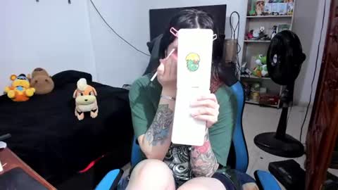 Snapshot of neeko_lol_ chatting on June 17, 11:45 am Geek Nicole im Neeko UwU online show from June 17, 11:45 am