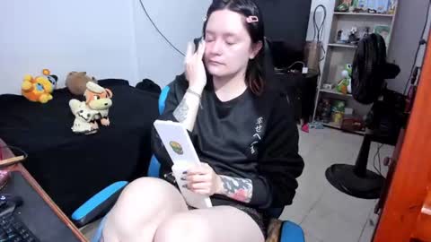 Snapshot of neeko_lol_ chatting on July 5, 10:44 am Geek Nicole im Neeko UwU online show from July 5, 10:44 am