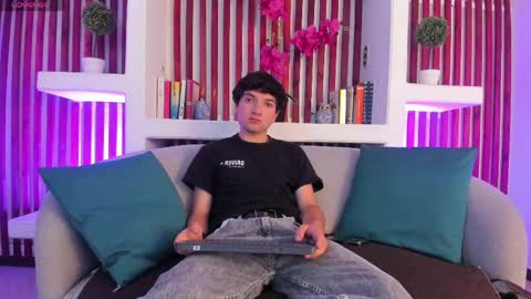 Snapshot of neo_zarek chatting on May 13, 11:18 am Zarek online show from May 13, 11:18 am