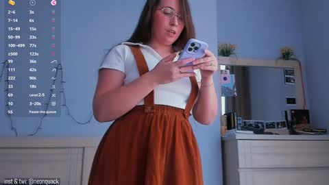 Snapshot of neonquack chatting on December 9, 11:58 am Riley online show from December 9, 11:58 am