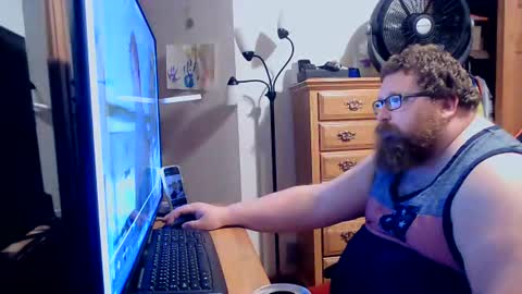 Snapshot of nerdychub4fun chatting on December 17, 1:07 am nerdychub4fun online show from December 17, 1:07 am