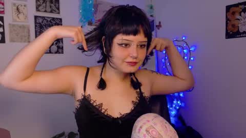 Snapshot of neurotic_witch chatting on May 3, 8:53 am Mar online show from May 3, 8:53 am