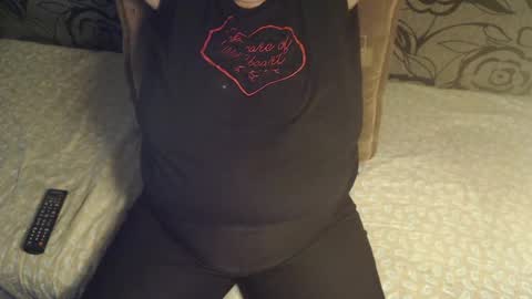 Snapshot of new_milf chatting on April 25, 5:54 pm Lilly online show from April 25, 5:54 pm