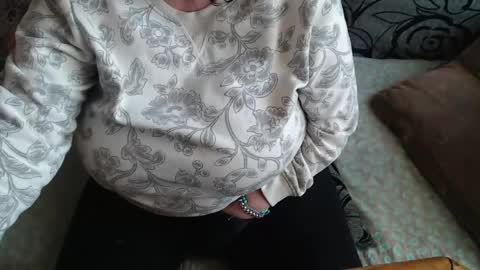 Snapshot of new_milf chatting on April 26, 6:00 am Lilly online show from April 26, 6:00 am