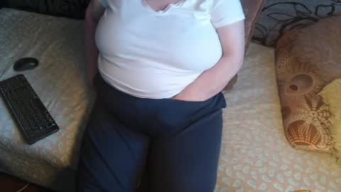 Snapshot of new_milf chatting on April 28, 3:39 pm Lilly online show from April 28, 3:39 pm