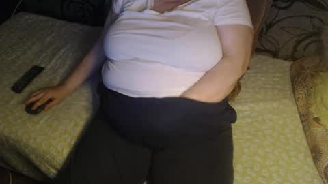 Snapshot of new_milf chatting on April 29, 3:43 am Lilly online show from April 29, 3:43 am