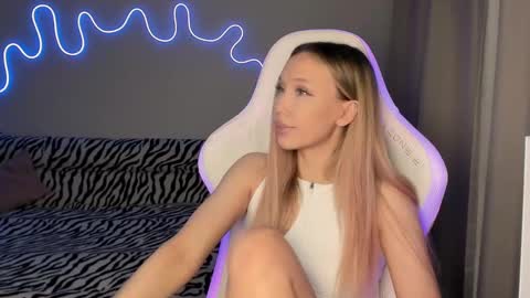 Mina online show from March 7, 3:18 pm