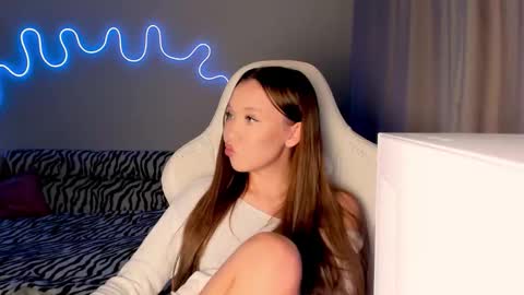 Mina online show from October 31, 1:34 pm