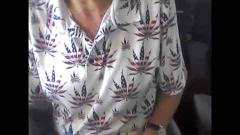 Snapshot of nfgwholoves2cum chatting on April 27, 9:24 pm NFG Nice Friendly Guy Dick online show from April 27, 9:24 pm
