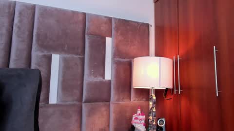 Nia online show from February 14, 3:09 pm