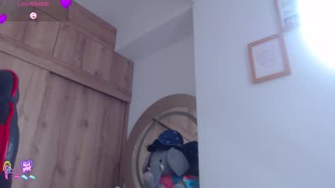 Snapshot of niaa_33 chatting on February 20, 8:53 pm Mia online show from February 20, 8:53 pm