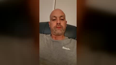 Snapshot of niallob chatting on August 3, 12:53 am niallob online show from August 3, 12:53 am