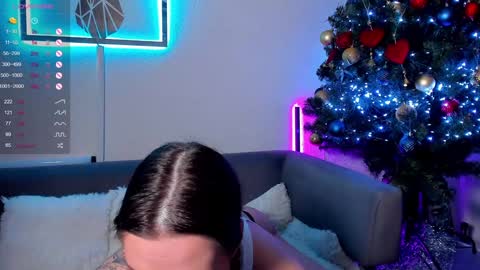 nica_rhodes online show from December 5, 3:50 pm