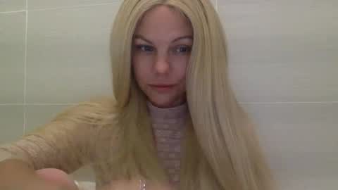 Snapshot of nicecolddrink2 chatting on October 23, 8:57 am Amber online show from October 23, 8:57 am