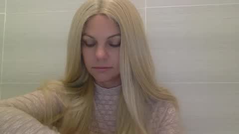 Snapshot of nicecolddrink2 chatting on October 26, 10:43 am Amber online show from October 26, 10:43 am