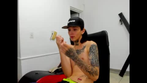 Snapshot of nick_straightboy chatting on April 21, 1:42 am Nick online show from April 21, 1:42 am