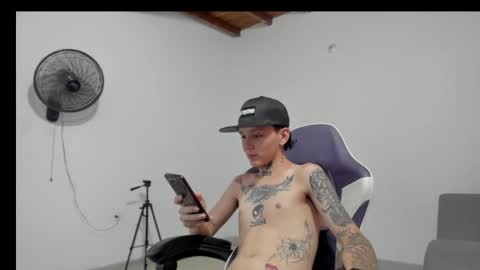 Snapshot of nick_straightboy chatting on May 13, 4:21 am Nick online show from May 13, 4:21 am