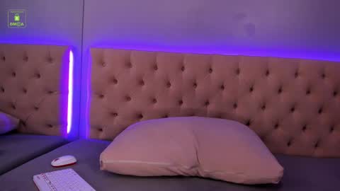Nickie online show from December 8, 2:09 pm