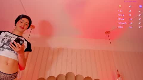 Snapshot of nickiwestt___ chatting on June 17, 7:37 pm nickiwestt___ online show from June 17, 7:37 pm