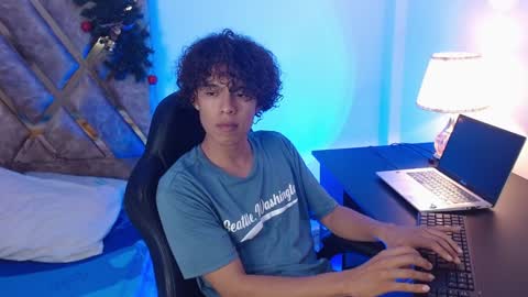 Nickolas Muoz online show from December 28, 10:02 pm