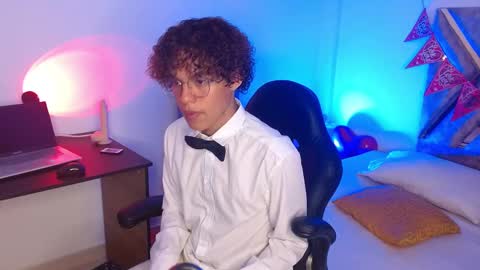 Nickolas Muoz online show from February 18, 2:59 pm