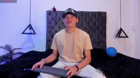nico_saint_ online show from May 28, 11:40 am