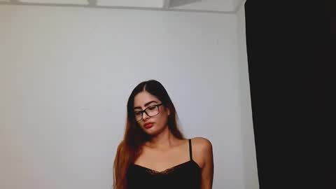 Snapshot of nicol_xx1 chatting on February 18, 12:39 am Nicol online show from February 18, 12:39 am