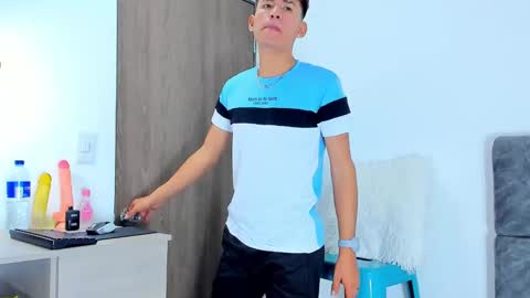 nicolastorres__ online show from November 19, 4:23 am