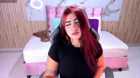 Snapshot of nicolee19_ chatting on June 6, 11:04 am nicolee19_ online show from June 6, 11:04 am